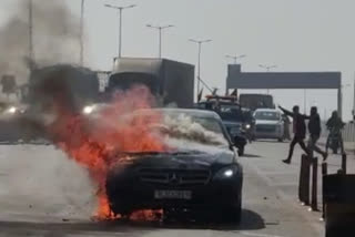 गाजियाबाद में चलती हुई मर्सिडीज कार में लगी भयंकर आग