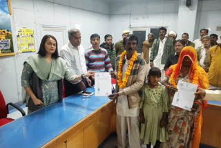 Indian citizenship certificates handed over to 6 Pakistani migrants by District collector Tina Dabi