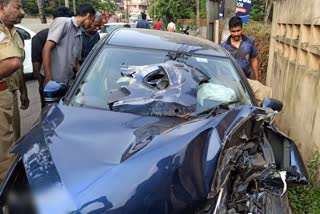 പത്തനംതിട്ട  ശബരിമല  sabarimala pilgrims vehicle accident  അടൂർ  തീര്‍ഥാടകര്‍ സഞ്ചരിച്ച കാര്‍ അപകടത്തിൽപ്പെട്ടു  വാഹനാപകടം  pathanamthitta local news  pathanmthitta latest news  sabarimala pilgrims  pathanamthitta