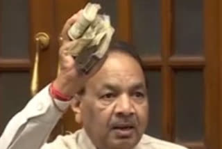 AAP MLA MAHENDRA GOYAL SHOWS BUNDLE OF NOTES RECEIVED IN BRIBE BJP MLA WALK OUT FROM THE HOUSE