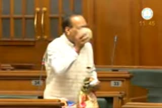 aap-mla-mahendra-goyal-shows-bundle-of-notes-received-in-bribe-bjp-mla-walk-out-from-the-house