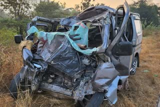 car collided with a truck in Maharashtra
