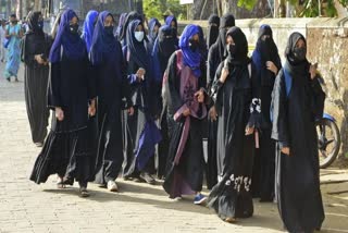 Burqa Controversy: કોલેજનો ડ્રેસ કોડ લાગુ છતાં હિજાબ પહેરીને કોલેજ પહોંચી વિદ્યાર્થી, એન્ટ્રી ન આપી તો હંગામો મચાવ્યો