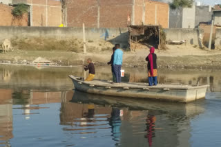 नोएडा पहुंचने के लिए नाव का सहारा लेने को मजबूर हैं हैबतपुर गांव के लोग