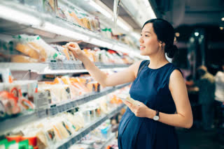pregnant woman in grocery shopping