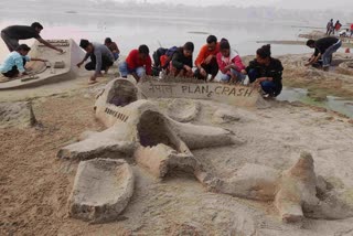 वाराणसी में गंगा घाट पर रेत कला
