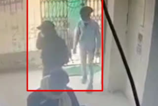 Two women constables foiled a robbery bid of a gun-toting trio with hand-to-hand combat at a Gramin Bank in Bihar's Vaishali district, on Wednesday.