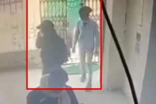 bihar women constables  bihar  Vaishali  Gramin Bank Vaishali  Bihar Police  Two women constables fought with armed robbers  വൈശാലി  ബിഹാർ  തോക്കുമായി ബാങ്ക് കൊള്ളയടിക്കാൻ ശ്രമം  മോഷണസംഘത്തെ ഓടിച്ച് വനിത പൊലീസ് ഉദ്യോഗസ്ഥർ  ഹാജിപൂർ  ഗ്രാമീൺ ബാങ്കിൽ തോക്ക് ചൂണ്ടി കവർച്ച  വൈശാലി