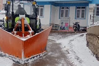 اننت ناگ میں رابطہ سڑکوں سے برف ہٹانے کا کام جاری