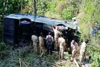 Idukki Peruvanthanam Tourist bus Accident  Idukki Peruvanthanam  Tourist bus Accident  ടൂറിസ്‌റ്റ് ബസ് കൊക്കയിലേക്ക് മറിഞ്ഞു  പെരുവന്താനത്തിന് സമീപം  കൊടിക്കുത്തിമല  തേക്കടി  തേക്കടിയിൽ നിന്നും കൊടിക്കുത്തിമല  മുണ്ടക്കയത്തെ സ്വകാര്യ ആശുപത്രി  കോട്ടയം മെഡിക്കൽ കോളജ്  ടൂറിസ്‌റ്റ് ബസ്  കൊക്കയിലേക്ക് മറിഞ്ഞ് 22 പേർക്ക് പരിക്ക്