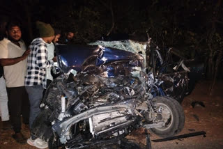 Four people were killed  people were killed in a road accident  ಕಾರು ಲಾರಿ ಮುಖಾಮುಖಿ ಡಿಕ್ಕಿ  ವಿವಾಹದ ಫೋಟೋ ಶೂಟ್​ಗೆ ತೆರಳುತ್ತಿದ್ದ ನಾಲ್ವರು ಸಾವು  ಕಾರು ಮತ್ತು ಲಾರಿ ಮಧ್ಯೆ ಭೀಕರ ರಸ್ತೆ ಅಪಘಾತ  ಭೀಕರ ರಸ್ತೆ ಅಪಘಾತದಲ್ಲಿ ನಾಲ್ವರು ಮೃತ  ಮೃತರು ವಾರಂಗಲ್ ಜಿಲ್ಲೆ  ಭದ್ರಾದ್ರಿ ಜಿಲ್ಲೆಯ ಬರ್ಗಂಪಾಡು ತಾಲೂಕಿನ ಮೋತೆ ಗ್ರಾಮ  ಪೊಲೀಸರು ಮೃತದೇಹಗಳನ್ನು ವಶ