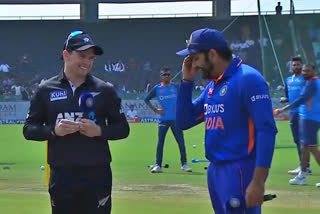 India won the toss and opt to bowl  IND vs NZ 2nd ODI  Shaheed Veer Narayan Singh International Stadium  New Zealand tour of India 2023  ನಿರ್ಧಾರವೇ ಮರೆತ ರೋಹಿತ್  ಟಾಸ್​ ಗೆದ್ದ ಭಾರತ  ನ್ಯೂಜಿಲೆಂಡ್​ ತಂಡಕ್ಕೆ ಆರಂಭಿಕ ಆಘಾತ  ಭಾರತ ನ್ಯೂಜಿಲೆಂಡ್ ಏಕದಿನ ಸರಣಿ  ಟಾಸ್​ ಗೆದ್ದ ಭಾರತ ಫಿಲ್ಡಿಂಗ್​ ಆಯ್ಕೆ  ನಿರ್ಧಾರವನ್ನು ಹೇಳಲು ಕಕ್ಕಾಬಿಕ್ಕಿಯಾದ ಕ್ಷಣ  7ನೇ ಬಾರಿ ಏಕದಿನ ಸರಣಿ ಗೆಲ್ಲುವ ಅವಕಾಶ  ರಾಯ್‌ಪುರ ಪಿಚ್ ವರದಿ  ನಾಯಕ ರೋಹಿತ್ ಶರ್ಮಾ ನಿರ್ಧಾರ ಕೈಗೊಳ್ಳಲು ಮರೆತ