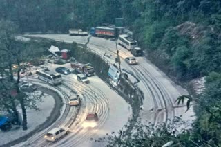 Road closed due to snowfall in shimla