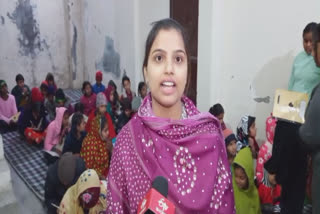 Harpreet Kaur taking the children of slums to schools