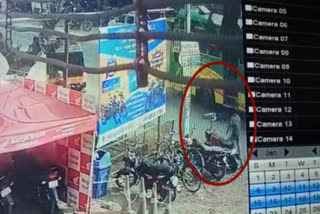 2 year old child fell down from bus  child fell down from the bus  bus accident in tenkasi  tenkasi accident  child fell down from private bus  സ്വകാര്യ ബസിൽ നിന്ന് കുട്ടി വീണു  ബസിൽ നിന്ന് വീണ് രണ്ട് വയസുകാരൻ  ബസിൽ നിന്ന് തെറിച്ചുവീണ് രണ്ട് വയസുള്ള കുട്ടി  ബസിൽ നിന്ന് തെറിച്ചുവീണ് കുട്ടി  ബസിൽ നിന്ന് വീണ് കുഞ്ഞ്  തെങ്കാശി ബസ് അപകടം  തെങ്കാശി അപകടം