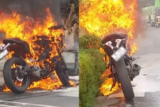 running motor bike burned palayam  palayam thiruvananthapuram  കരുനാഗപ്പള്ളി സ്വദേശി  ഓടിക്കൊണ്ടിരുന്ന ബൈക്ക് അഗ്‌നിക്കിരയായി  തിരുവനന്തപുരം പാളയത്ത് ബൈക്ക് കത്തി നശിച്ചു  ബൈക്ക് കത്തി നശിച്ചു  motor bike burned palayam