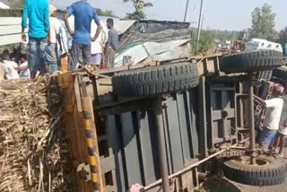 a-tractor-full-of-sugarcane-overturned-on-the-housea-tractor-full-of-sugarcane-overturned-on-the-housea-tractor-full-of-sugarcane-overturned-on-the-house-grandmother-died-on-the-spot-five-seriously-injured