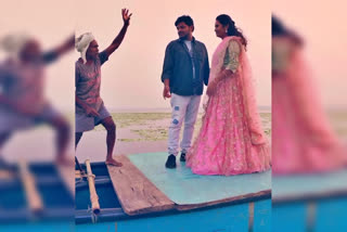 The pre wedding shoot direction  The pre wedding shoot direction of an old man  wedding shoot direction of an old man in Andhra  ವಯಸ್ಸಾದ ವ್ಯಕ್ತಿಯಿಂದ ಪ್ರೀ ವೆಡ್ಡಿಂಗ್ ಫೋಟೋ ಶೂಟ್  ನಾವಿಕನ ಪ್ರತಿಭೆ ದಂಗಾದ ನೆಟ್ಟಿಗರು  ವಿಭಿನ್ನ ಪ್ರೀ ವೆಡ್ಡಿಂಗ್ ಫೋಟೋ ಶೂಟ್  ಚಿನ್ನಪತಿ ನದಿಯನ್ನು ಲೊಕೇಶನ್ ಆಗಿ ಆಯ್ಕೆ  ನವ ಜೋಡಿಗೆ ವಿಚಿತ್ರ ಅನುಭವ  ವಧು ವರರಿಬ್ಬರು ಕ್ಯಾಮೆರಾಗೆ ಪೋಸ್  ಪ್ರೀ ವೆಡ್ಡಿಂಗ್ ಶೂಟ್‌ಗೆ ನಿರ್ದೇಶನ