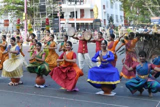 குடியரசு தின விழாவையொட்டி சென்னை மெரினா கடற்கரை, உழைப்பாளர் சிலை அருகில்  அணிவகுப்பு ஒத்திகை நிகழ்ச்சி நடைபெற்றது