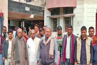 बक्सर में बिहार बीज निगम अधिकारी के खिलाफ किसानों का प्रदर्शन