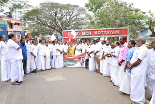 കോട്ടയം മെഡിക്കൽ കോളേജിലെ മരുന്ന് വിതരണം  Kottayam Medical College  Medicine distribution in Kottayam Medical College  kottayam news  malayalam news  മോൻസ് ജോസഫ്  Monce Joseph  മരുന്ന് വിതരണം  കേരള കോൺഗ്രസ്  കാരുണ്യ പദ്ധതി  കേരള കോൺഗ്രസ് കോട്ടയം പ്രതിഷേധ സമരം  പ്രതിഷേധ സമരം  Protest strike at kottayam medical college  Kerala Congress Kottayam protest strike