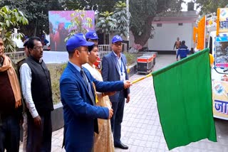 डीएम ने हरी झंडी दिखाकर मतदाता जागरूकता रथ को रवाना किया