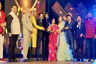 Bhojpuri Film Awards organize in Mumbai Dinesh Lal Yadav got Best Actor Award