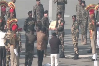 BSF unfurls National Flag at Attari border  റിപ്പബ്ലിക് ദിനാഘോഷം  Republic Day  ബിഎസ്‌എഫ്  ഈജിപ്ഷ്യന്‍ പ്രസിഡന്‍റ് അബ്ദുല്‍ ഫത്ത അല്‍ സിസി  ദേശീയ പതാക  വാഗ അതിർത്തിയിൽ റിപ്പബ്ലിക് ദിനാഘോഷം