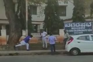 BJP Leader beat up party worker on road