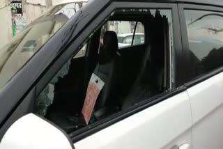 Thieves broke the window of the car stole cash and important papers