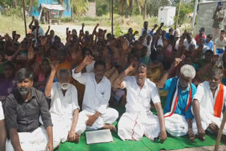 இலவச வீட்டு மனை பட்டா விவகாரம்; இண்டூரில் கிராம மக்கள் உண்ணாவிரத போராட்டம்