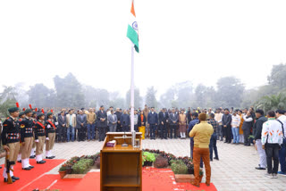 DU ने धूमधाम से मनाया 74वां गणतंत्र दिवस