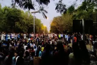 Student fight after seeing BBC Modi documentary  BBC  Student fight Pondicherry Central university  Pondicherry Central university  Modi documentary at Pondicherry Central university  documentary screening at Pondicherry university  documentary  ബിബിസി ഡോക്യുമെന്‍ററി  പോണ്ടിച്ചേരി സർവകലാശാല  സർവകലാശാലയിൽ വിദ്യാർഥികൾ തമ്മിൽ സംഘർഷം  വിദ്യാർഥി സംഘടനകൾ തമ്മിൽ സംഘർഷം  സർവകലാശാല ഡോക്യുമെന്‍ററി പ്രദർശനം  പുതുച്ചേരി ഡോക്യുമെന്‍ററി പ്രദർശനം