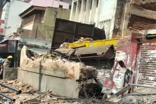 woman killed when a wall collapsed in Chenna
