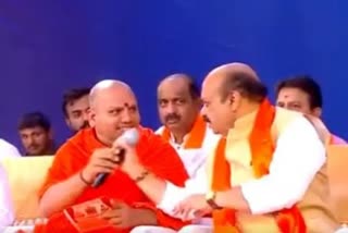 Karnataka CM  Karnataka CM Grabs mic  Public Meeting to guarantees public welfare  Karnataka CM Basawaraj Bommai  Basawaraj Bommai  Basawaraj Bommai Grabs mic from Swami  മുഖ്യമന്ത്രിയെ വേദിയിലിരുത്തി  പൊതുജന പ്രശ്‌നങ്ങള്‍ ഉന്നയിച്ച് മഠാധിപതി  പ്രകോപിതനാകാതെ മൈക്ക് വാങ്ങി ഉറപ്പുനല്‍കി  ബെംഗളൂരുവിലെ മഹാദേവപുര  ബെംഗളൂരു  പൊതുസമ്മേളനത്തിനിടെ മുഖ്യമന്ത്രി  മഹാസംസ്ഥാൻ കനക ഗുരുപീഠം മഠാധിപതി  മൈക്ക് വാങ്ങി ജനക്ഷേമം ഉറപ്പുനല്‍കി  കര്‍ണാടക മുഖ്യമന്ത്രി ബസവരാജ ബൊമ്മൈ  കര്‍ണാടക മുഖ്യമന്ത്രി  ബസവരാജ ബൊമ്മൈ