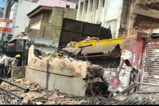 Chennai woman dies wall collapse
