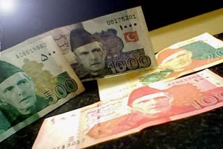 Pakistan currency  Pakistan currency plunges  കൂപ്പ് കുത്തി പാകിസ്ഥാന്‍ രൂപ  പാകിസ്ഥാന്‍  പാകിസ്ഥാന്‍ സാമ്പത്തിക പ്രതിസന്ധി  ഐഎംഎഫ് പാകിസ്ഥാന്‍ വായ്‌പ  Pakistan IMF loan  Pakistan economic cris