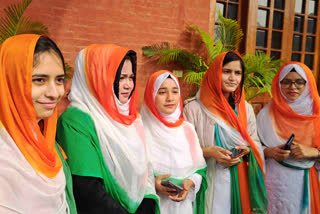 یوم جمہوریہ کے موقع پر اے ایم یو طالبات نے ترنگے کو حجاب بنا کر پہنا