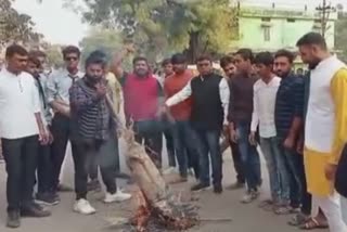youth congress burnt effigies of sharad singh