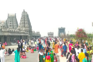 Crowd of devotees at Yadadri Sri Lakshmi Narasimha Swamy temple