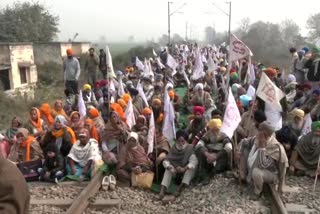 farmers-stopped-trains-in-punjab-in-protest-against-state-and-central-government