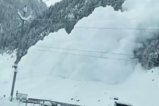 Avalanche hits Tangole village in Ladakh region  കശ്‌മീരില്‍ ഹിമപാതം