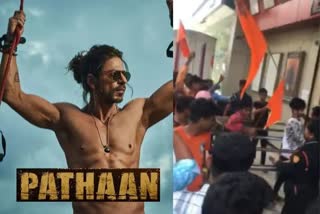 Etv BharatProtest Against Pathaan: શાહરુખની ફિલ્મની જંગી કમાણી વચ્ચે મુંબઈમાં પઠાણ વિરુદ્ધ હોબાળો