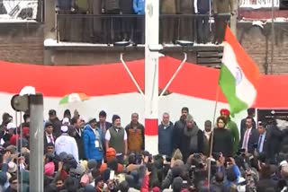 Bharat Jodo Yatra  Bharat Jodo Yatra finale Tricolor hoisted  Tricolor hoisted at party office in Srinagar  ಭಾರತ್​ ಜೋಡೋ ಯಾತ್ರೆಗೆ ತೆರೆ  ಭಾರತ್​ ಜೋಡೋ ಯಾತ್ರೆಗೆ ತೆರೆ ಎಳೆದ ರಾಹುಲ್​ ಗಾಂಧಿ  ಕಾಂಗ್ರೆಸ್ ರಾಷ್ಟ್ರೀಯ ಅಧ್ಯಕ್ಷ ಮಲ್ಲಿಕಾರ್ಜುನ ಖರ್ಗೆ  ಮಲ್ಲಿಕಾರ್ಜುನ ಖರ್ಗೆ ಅವರು ರಾಷ್ಟ್ರಧ್ವಜಾರೋಹಣ  ರಾಹುಲ್​ ಗಾಂಧಿ ತ್ರಿವರ್ಣ ಧ್ವಜ  ಭಾರತ್ ಜೋಡೋ ಯಾತ್ರೆಯನ್ನು ಮುಕ್ತಾಯ