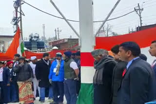 Congress hoists tricolor at party office in Srinagar to culminate Bharat Jodo Yatra  tricolor at party office in Srinagar  Rahul hoists tricolor flag at Pantha chowk  Rahul Gandhi hoists tricolor flag at Pantha chowk  Rahul Gandhi  Bharat Jodo Yatra  ഭാരത് ജോഡോ യാത്ര  ഭാരത് ജോഡോ യാത്ര അവസാന ഘട്ടത്തിലേക്ക്  രാഹുല്‍ ഗാന്ധി  കോണ്‍ഗ്രസ് അധ്യക്ഷന്‍ മല്ലികാര്‍ജുന്‍ ഖാര്‍ഗെ  മല്ലികാര്‍ജുന്‍ ഖാര്‍ഗെ  ജനറല്‍ സെക്രട്ടറി പ്രിയങ്ക ഗാന്ധി വാദ്ര  പ്രിയങ്ക ഗാന്ധി വാദ്ര