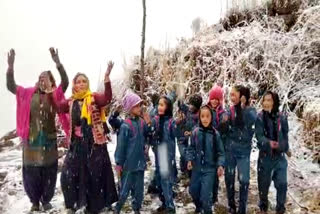 women Enjoyed Snowfall in Uttarakhand