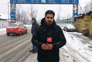 بھاری برفباری کے بعد قومی شاہراہ پر ٹریفک کی آمدورفت بند