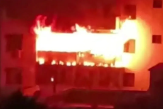 Dhanbad Jharkhand  fire engulfs residential building in Dhanbad  ജാര്‍ഖണ്ഡിലെ പാർപ്പിട കെട്ടിടത്തില്‍ വൻ തീപിടിത്തം  കെട്ടിടത്തില്‍ വൻ തീപിടിത്തം