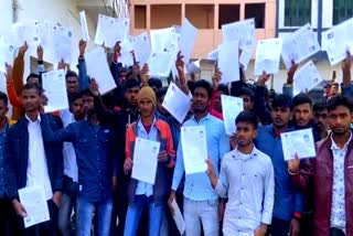नवादा में वंचित छात्रों ने किया हंगामा