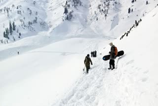 j-and-k-two-foreigners-die-as-massive-avalanche-hits-gulmarg-21-others-rescued